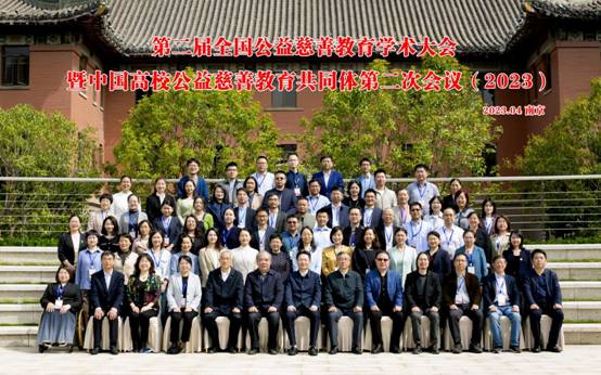 一群人站在建筑前描述已自动生成