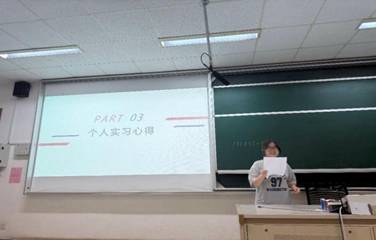 图片包含 室内, 男人, 站, 桌子AI 生成的内容可能不正确。