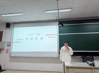 图片包含 室内, 男人, 站, 桌子AI 生成的内容可能不正确。