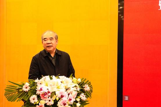 人戴着花中度可信度描述已自动生成